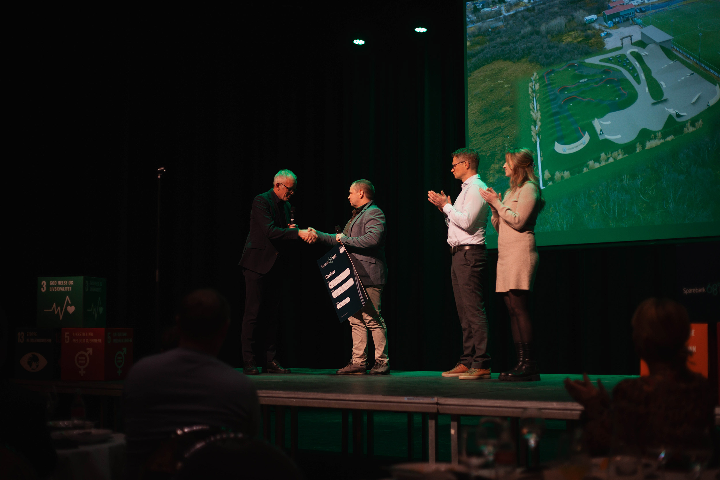 Gavegalla 2024 gavemottakere på scenen