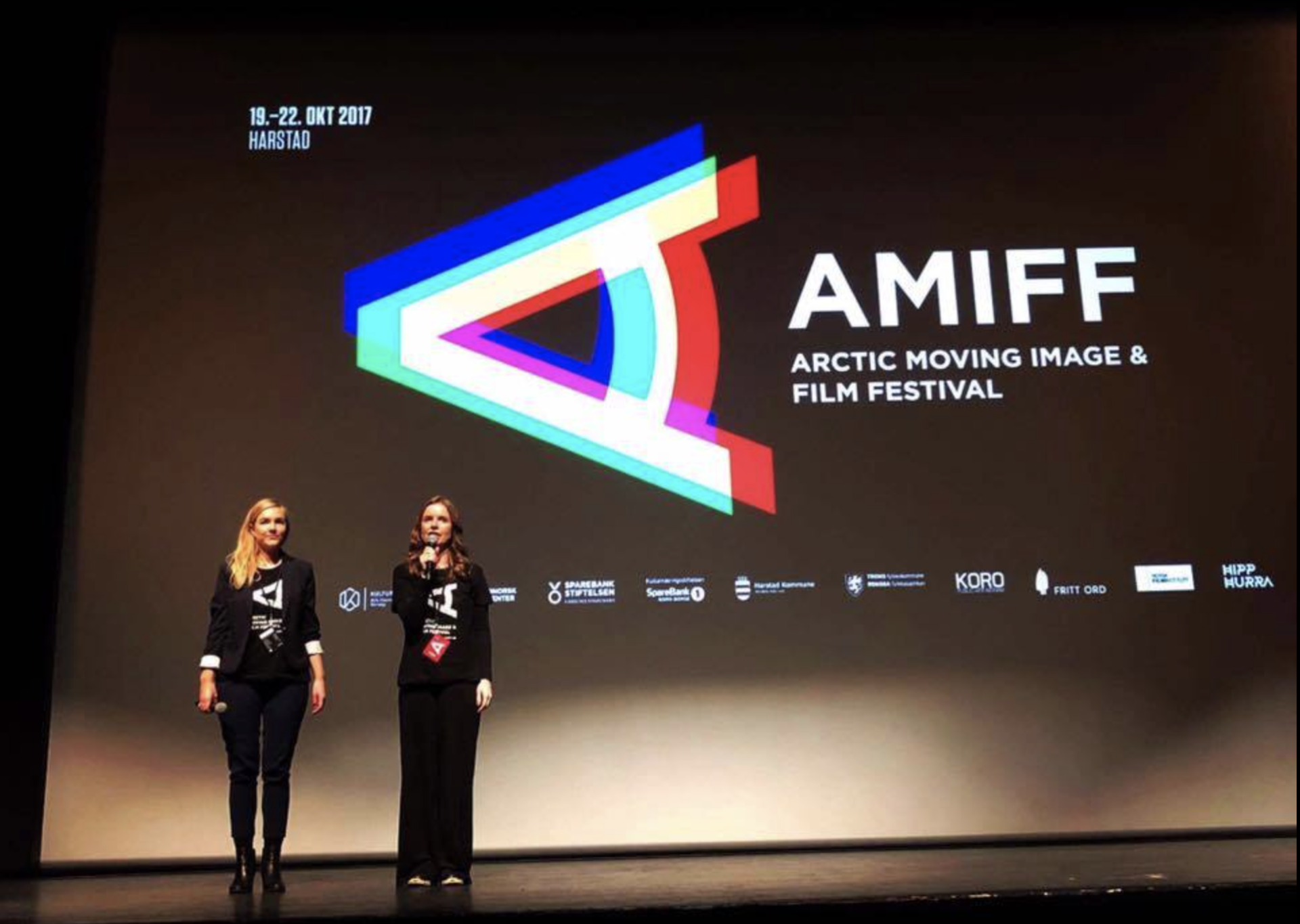 To kvinner på en scene.