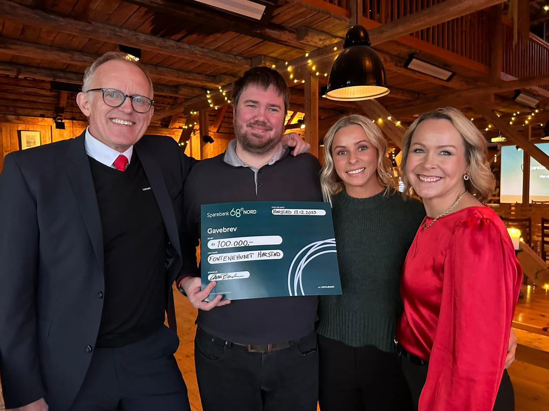 Gruppebilde med representanter fra Fontenehuset Harstad, stiftelsen og benken.