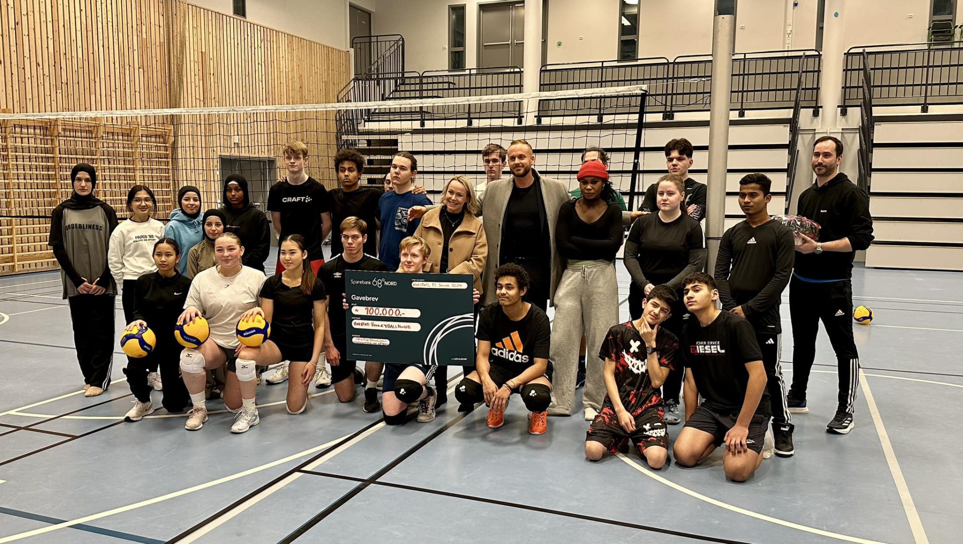 Gruppebilde med ungdommer fra Harstad Volleyballklubb og representanter fra stiftelsen og banken.