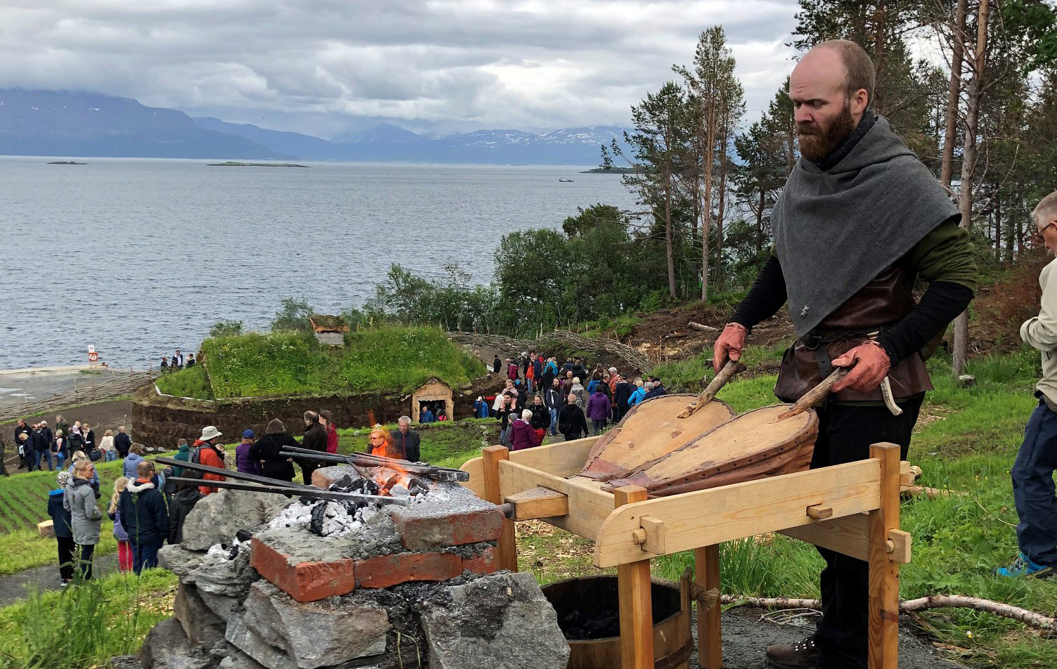 Mann i middelalderklær, ved grue.